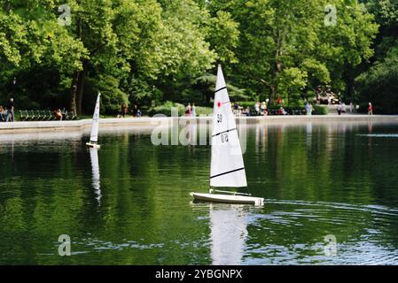 Modell Segelboote auf dem Wasser Wintergarten Teich im Central Park in New York Stockfoto