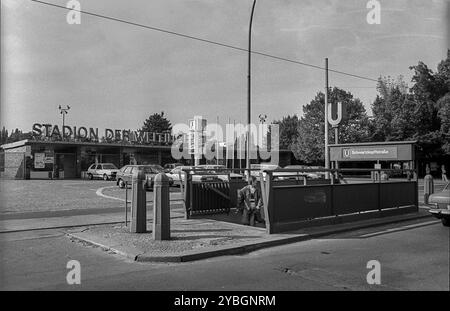 Deutschland, Berlin, 15. Oktober 1991, U-Bahn-Station Stadion der Weltjugend (heute Schwarzkopfstraße), im Hintergrund Stadion der Weltjugend, EU Stockfoto