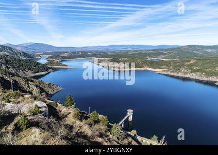 Der Atazar Stausee und Staudamm in der Bergkette von Madrid Stockfoto