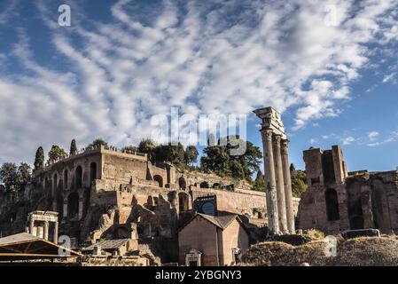 Blick auf Forum of Rome ein sonniger Sommertag in Rom. Es war jahrhundertelang das Zentrum des römischen öffentlichen Lebens Stockfoto