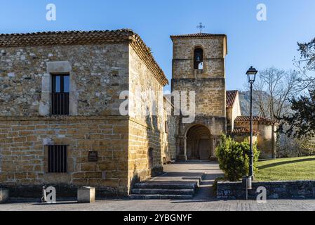 Cangas de Onis, Spanien, 1. April 2019: Kloster Villanueva de Cangas, mittelalterliches Gebäude im romanischen Stil. Jetzt ist es ein Luxushotel im Besitz von Par Stockfoto