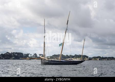 Roscoff, Frankreich, 31. Juli 2018: Altes Segelboot in der Bucht von Roscoff vor bewölktem Himmel, Europa Stockfoto