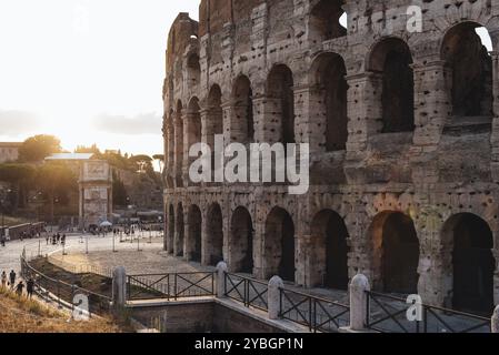 Blick auf das Kolosseum oder Kolosseum, auch bekannt als Flavisches Amphitheater. Es ist ein ovales Amphitheater im Zentrum der Stadt Rom Stockfoto