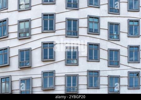 Prag, Tschechische Republik, 20. August 2017: Futuristische Architektur in Prag. Dancing House Building, auch bekannt als Fred and Ginger. Es wird in P gebaut Stockfoto