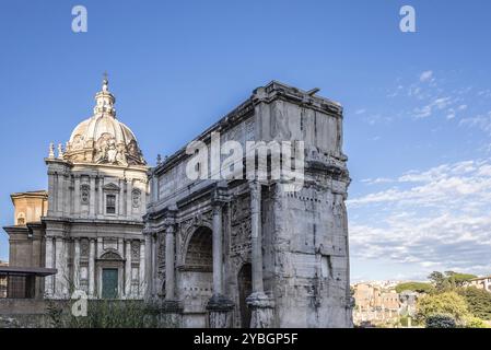 Blick auf Forum of Rome ein sonniger Sommertag in Rom. Es war jahrhundertelang das Zentrum des römischen öffentlichen Lebens Stockfoto