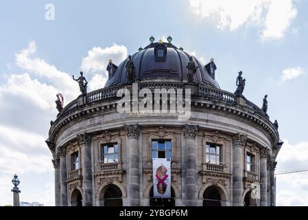 Berlin, 27. Juli 2019: Niedrigwinkelansicht der Kuppel des Bode-Museums gegen den Himmel, Europa Stockfoto