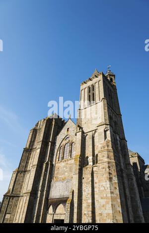 DOL-de-Bretagne, Frankreich, 25. Juli 2018: Außenansicht der Kathedrale Saint Samson. Das Gebäude zeichnet sich durch seinen vielseitigen Stilmix aus, Europa Stockfoto