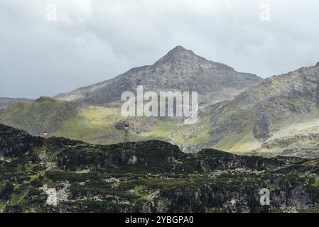 Malerische Aussicht auf die Berge gegen bewölkten Himmel in den österreichischen Alpen Stockfoto