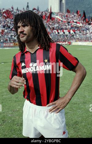 Fußballspiel, niederländischer Nationalspieler Ruud GULLIT AC Milan blickt souverän nach links auf dem Spielfeld vor dem Spiel, AC Milan Fans hinten Stockfoto