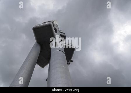 Prag, Tschechische Republik, 21. August 2017: Zizkow-Fernsehturm in Prag. Es handelt sich um einen Senderturm und ein Beispiel für High-Tech-Architektur. Niedrig Stockfoto