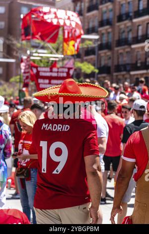 Madrid, Spanien, 1. Juni 2019: Liverpool-Fans genießen in der Fanzone auf der Plaza de Felipe II vor dem UEFA Champions League-Finale zwischen Tottenh Stockfoto