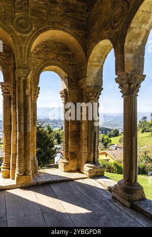 Oviedo, Spanien, 1. April 2019: Kirche Santa Maria del Naranco. Eine vorromanische Kirche in einem Berg in der Nähe von Oviedo, Europa Stockfoto