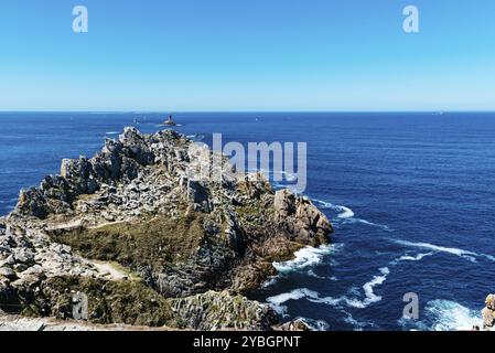 Malerischer Blick auf die Pointe du Raz. Es handelt sich um eine Landzunge, die von der westlichen Bretagne in Frankreich in den Atlantik reicht Stockfoto