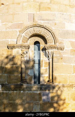 Schließen der Fenster in der Apsis einer romanischen Kirche in Villanueva de Cangas in Asturien, Spanien, Europa Stockfoto