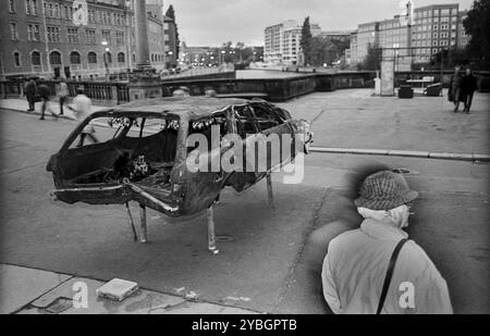 Deutschland, Berlin, 19. Oktober 1991, Tacheles Kunstaktion, auf der Monbijou-Brücke, vor dem Bodemuseum, Schrottwagen, Europa Stockfoto