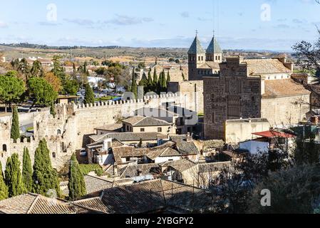 Stadtbild von Toledo, Spanien, von den Stadtmauern mit Puerta de la Bisagra und der Mudéjar-Kirche Santiago del Arrabal, Europa Stockfoto