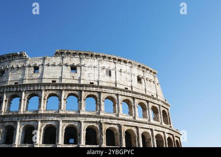 Blick auf das Kolosseum oder Kolosseum, auch bekannt als Flavisches Amphitheater. Es ist ein ovales Amphitheater im Zentrum der Stadt Rom Stockfoto