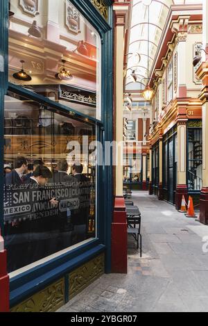 London, Großbritannien, 14. Mai 2019: Innenansicht des Leadenhall Market. Ursprünglich ein Fleisch-, Geflügel- und Wildmarkt, beherbergt er heute eine Reihe von Boutique-Retai Stockfoto