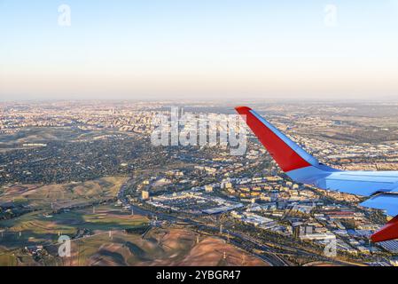 Flügel des Flugzeugs über Madrid fliegen. Reisen Konzept Stockfoto