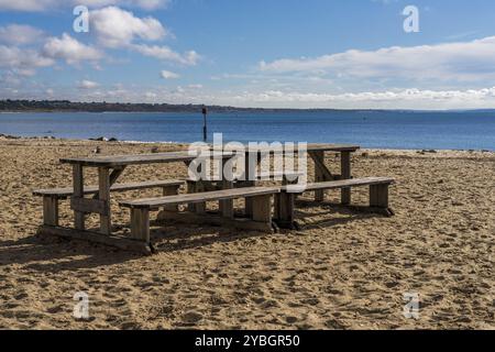 Picknickbänke am Strand in Avon Beach, Mudeford, Dorset, England, Großbritannien Stockfoto