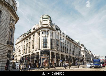 London, Großbritannien, 15. Mai 2019: Blick auf die Regent Street. Es ist eines der wichtigsten Einkaufsziele in London mit luxuriösen Einzelhandelsgeschäften Stockfoto