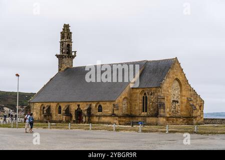 Camaret-sur-Mer, Frankreich, 4. August 2018: Außenansicht der Kapelle Notre-Dame-de-Rocamadour im Hafen, Europa Stockfoto