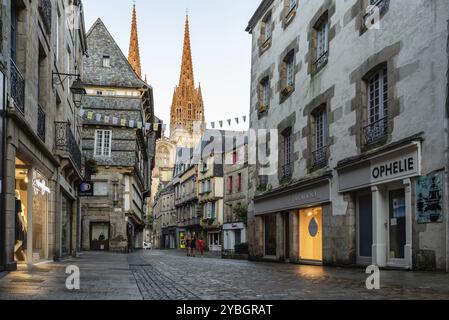 Quimper, Frankreich, 2. August 2018: Stadtbild der Altstadt von Quimper, der Hauptstadt des Departements Finistere der Bretagne im Nordwesten Frankreichs, EUR Stockfoto