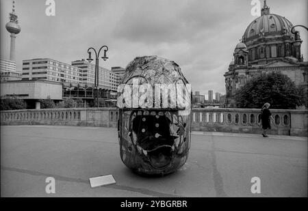 Deutschland, Berlin, 19. Oktober 1991, Kunstaktion von Tacheles, auf der Friedrichsbruecke, Berliner Dom: Fisch, Europa Stockfoto