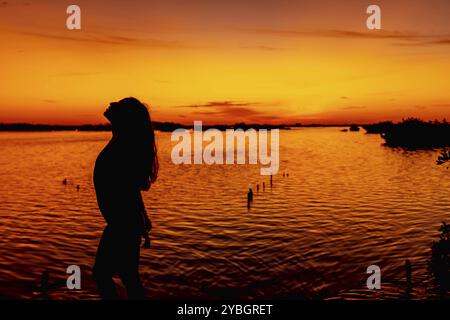 Ein herrliches lateinisches Modell posiert, wenn die Sonne über dem Golf von Mexiko in der Nähe von Sinanche Yucatan Mexico aufgeht Stockfoto
