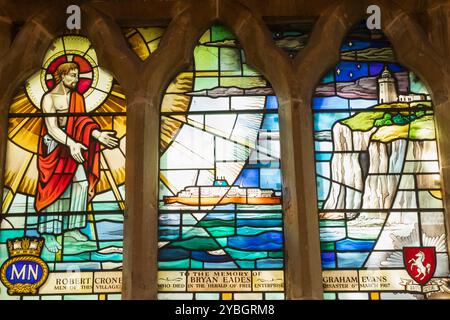 England, Kent, St. Margaret's Bay, St. Margaret of Antioch Church, Buntglasfenster mit dem Herald of Free Enterprise Disaster Stockfoto