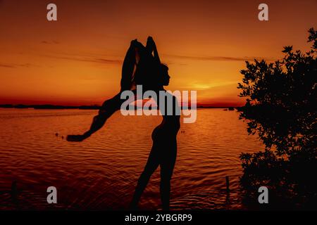 Ein herrliches lateinisches Modell posiert, wenn die Sonne über dem Golf von Mexiko in der Nähe von Sinanche Yucatan Mexico aufgeht Stockfoto
