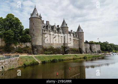 Josselin, Frankreich, 26. Juli 2018: Blick auf die Burg und den Fluss in der mittelalterlichen Stadt Bretagne, Europa Stockfoto