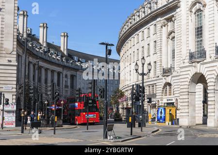 London, UK, 27. August 2023: Picadilly Circus am frühen Morgen während der Sommerzeit Stockfoto