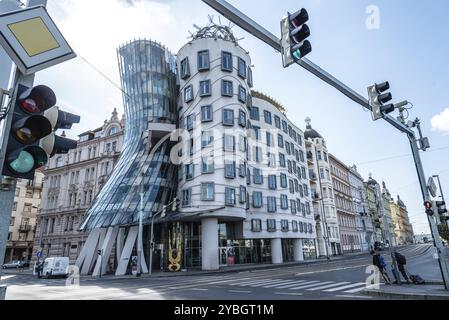 Prag, Tschechische Republik, 20. August 2017: Gebäude des Tanzhauses in Prag, auch bekannt als Fred and Ginger. Es ist ein Gebäude am Prager Flussufer Stockfoto