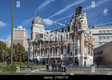 Madrid, Spanien, 13. November 2016: Bailen Street, Spain Square und spanischer Senat in Madrid. Das Hotel befindet sich im Stadtzentrum von Madrid in der Nähe des Königspalastes, Europa Stockfoto