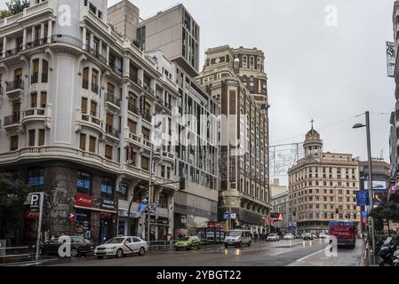 Madrid, Spanien, 20. November 2016: Regnerischer Tag in der Gran Via in Madrid. Es ist eine kunstvolle und gehobene Einkaufsstraße im Zentrum von Madrid. Es ist bekannt Stockfoto