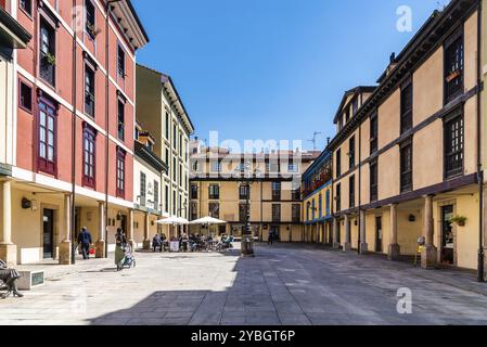 Oviedo, Spanien, 1. April 2019: Platz von Fontan mit traditionellen Häusern im historischen Stadtzentrum, Europa Stockfoto