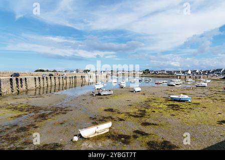 Roscoff, Frankreich, 31. Juli 2018: Gestrandete Schiffe bei Ebbe im Hafen ein sonniger Sommertag in Europa Stockfoto