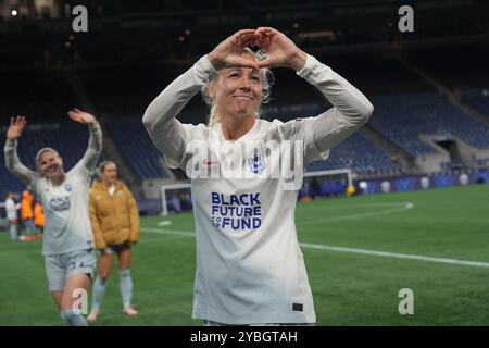 Seattle, Usa. Oktober 2024. Seattle Reign FC-Verteidiger Hanna Glas (31) begrüßt die Fans nach einem NWSL-Spiel gegen Houston Dash im Lumen Field in Seattle, Washington am 18. Oktober 2024. (Foto Nate Koppelman/SIPA USA) Credit: SIPA USA/Alamy Live News Stockfoto