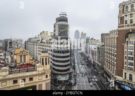 Madrid, Spanien, 20. November 2016: Regnerischer Tag in der Gran Via in Madrid. Es ist eine kunstvolle und gehobene Einkaufsstraße im Zentrum von Madrid. Es ist bekannt Stockfoto