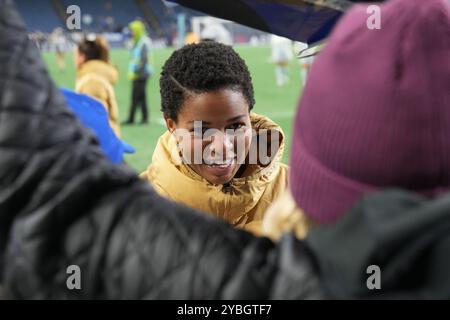 Seattle, Usa. Oktober 2024. Der Stürmer Tziarra King (23) von Seattle Reign FC unterzeichnet Autogramme nach einem NWSL-Spiel gegen Houston Dash im Lumen Field in Seattle, Washington am 18. Oktober 2024. (Foto Nate Koppelman/SIPA USA) Credit: SIPA USA/Alamy Live News Stockfoto