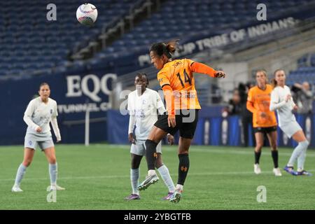 Seattle, Usa. Oktober 2024. Houston Dash Stürmer Y?KI Nagasato (14) führt den Ball während der zweiten Hälfte eines NWSL-Spiels am 18. Oktober 2024 im Lumen Field in Seattle, Washington. (Foto Nate Koppelman/SIPA USA) Credit: SIPA USA/Alamy Live News Stockfoto