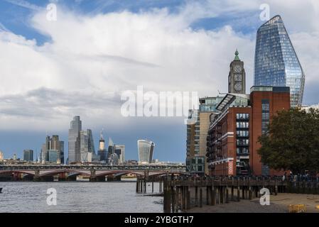 London, UK, 26. August 2023: Stadtbild von London an der Themse Stockfoto