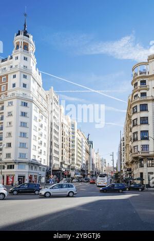 Madrid, Spanien, 13. November 2016: Gran Via Street in Madrid. Es ist eine wichtige Straße im Zentrum von Madrid mit Geschäften und Theatern. Blick von Spanien Squa Stockfoto