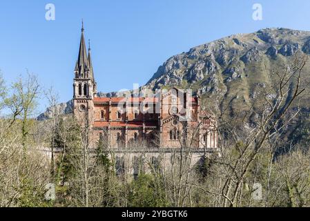 Covadonga, Spanien, 31. März 2019: Basilika Covadonga. Das Heiligtum von Covandonga ist ein Denkmal, das an die Schlacht von Covadonga erinnert Stockfoto