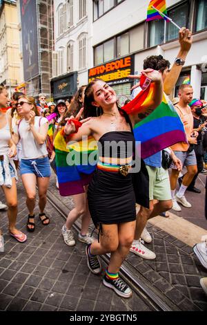 Marseille, Frankreich. Juli 2021. Teilnehmer mit Regenbogenflaggen nehmen an der LGBTQ Pride march in Marseille Teil. Der LGBT-Pride-marsch zog am Samstag rund 6.000 000 Menschen auf die Straßen von Marseille. Marseille Pride ist Frankreichs zweitbeliebtester Schwulen-Pride-marsch. Homosexuell Prides, heute bekannt als LGBT Pride Marches, sind nationale Veranstaltungen gegen Homophobie und zur Unterstützung des Stolzes, homosexuell, bisexuell oder transexuell zu sein. Gay-Pride-Märsche wurden 2020 aufgrund von COVID-19-Beschränkungen abgesagt Stockfoto