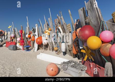 Beachcomber-Funde, die in der Nähe des Seebades auf der sogenannten Vliehorst-Sandbank der watteninsel Vlieland in den Niederlanden ausgestellt sind Stockfoto