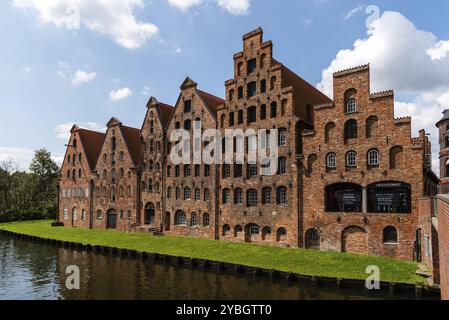 Lübeck, 3. August 2019: Salzspeicher-Gebäude. Sechs historische Backsteingebäude an der Upper Trave neben dem Holstentor, Europa Stockfoto