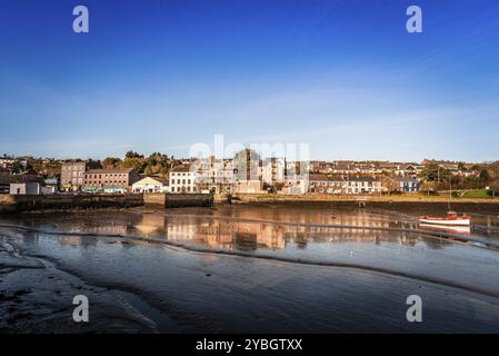 Einen herrlichen Blick auf den Hafen von Kinsale in der Grafschaft Cork, Irland mit Ebbe bei Sonnenuntergang Stockfoto