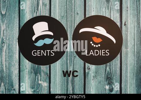 Vintage wc Schilder für Damen und Herren auf Holz grüne Tür. Konzept Wahl Stockfoto